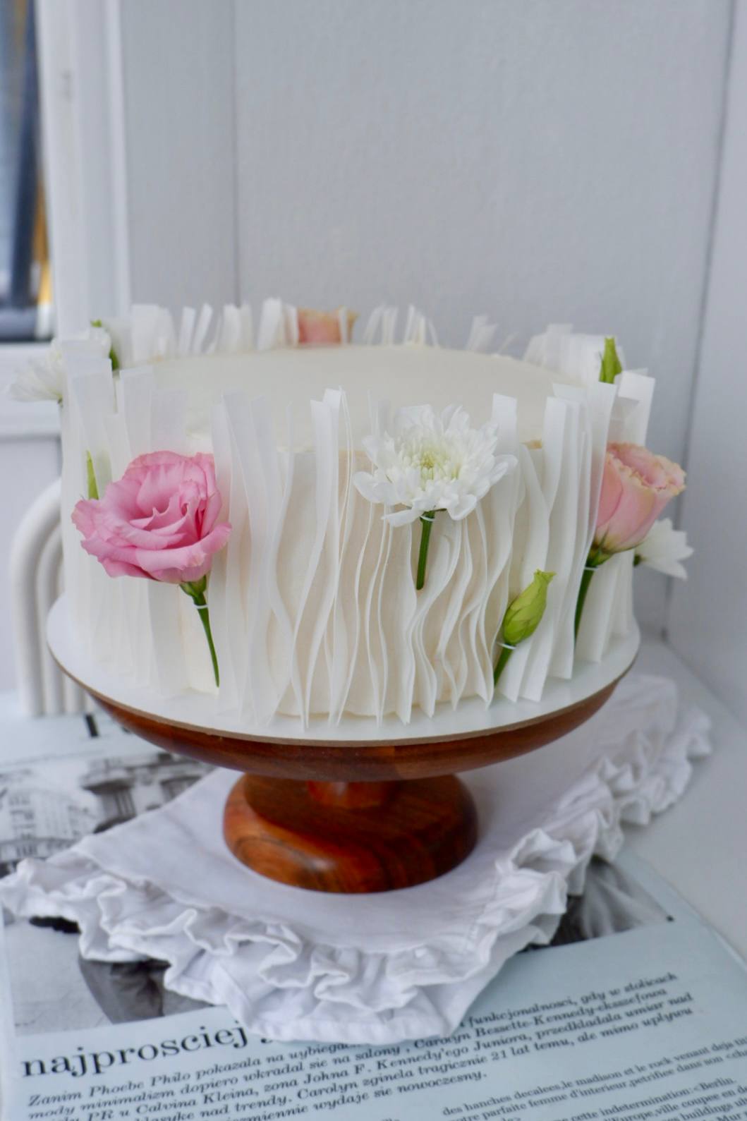 Свадебный торт с вафельным декором