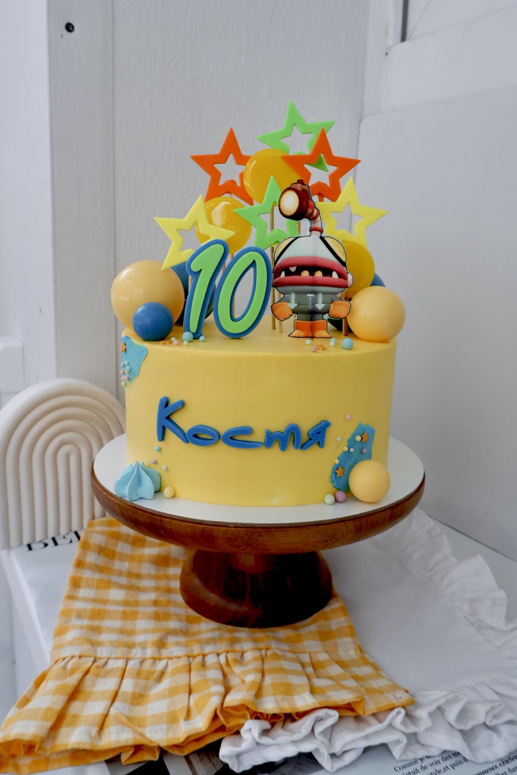 Яркий детский торт на 10 лет.